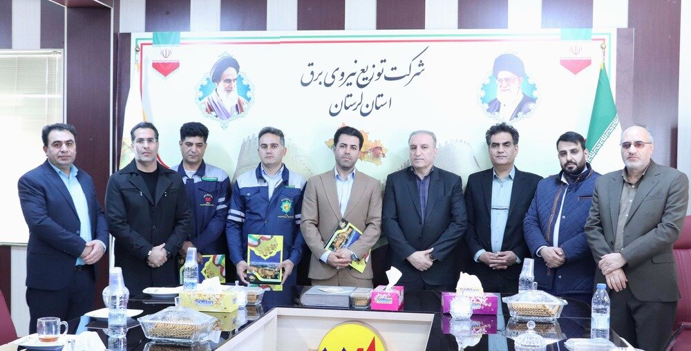 قدردانی مدیرعامل برق لرستان از سیمبانان نمونه قدردانی مدیرعامل برق لرستان از سیمبانان نمونه