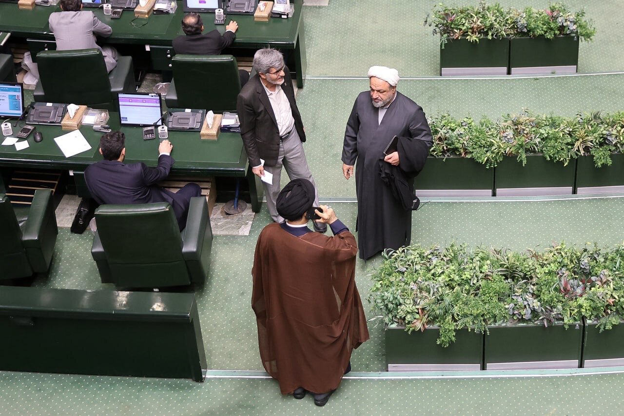 عصبانیت اصولگرایان از اقدامات تندروها علیه تیم مذاکره کننده/ ماجرای دعوای رجانیوز و تسنیم